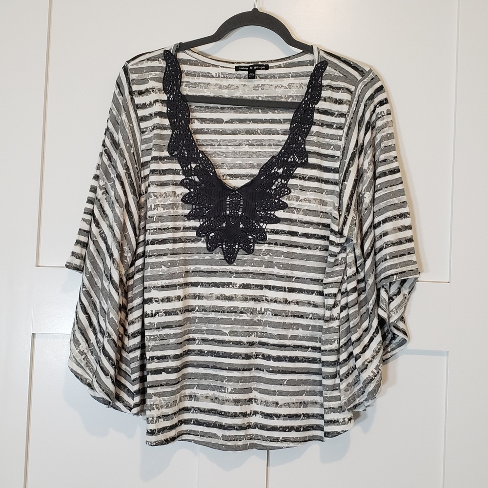 Cable & Gauge Crochet Lace V Neck Top Stretch Bat Wings W/Arm Hole Gray White XL